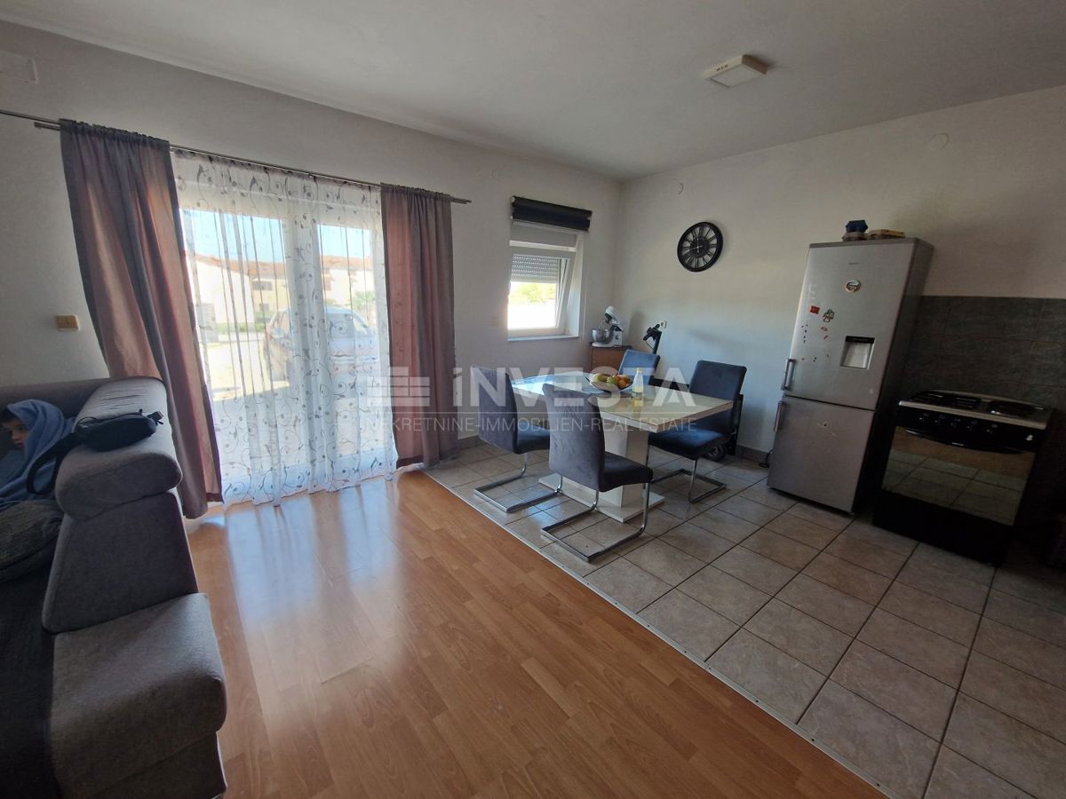 Peroj, apartmajska hiša s bazenom in pogledom na morje
