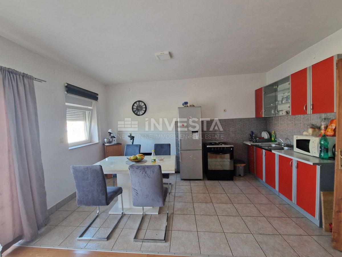 Peroj, apartmajska hiša s bazenom in pogledom na morje