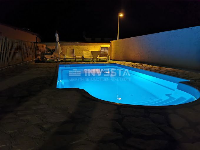 Peroj, apartmajska hiša s bazenom in pogledom na morje
