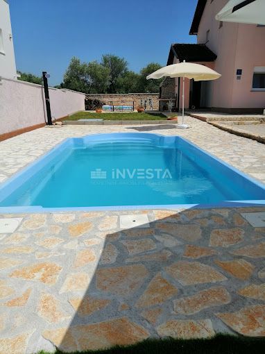 Peroj, apartmajska hiša s bazenom in pogledom na morje