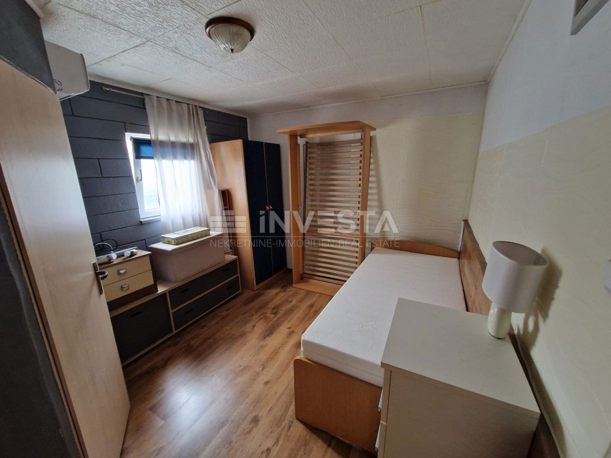 Enonadstropna hiša na mirni lokaciji z bazenom + 2 pomožni objekti