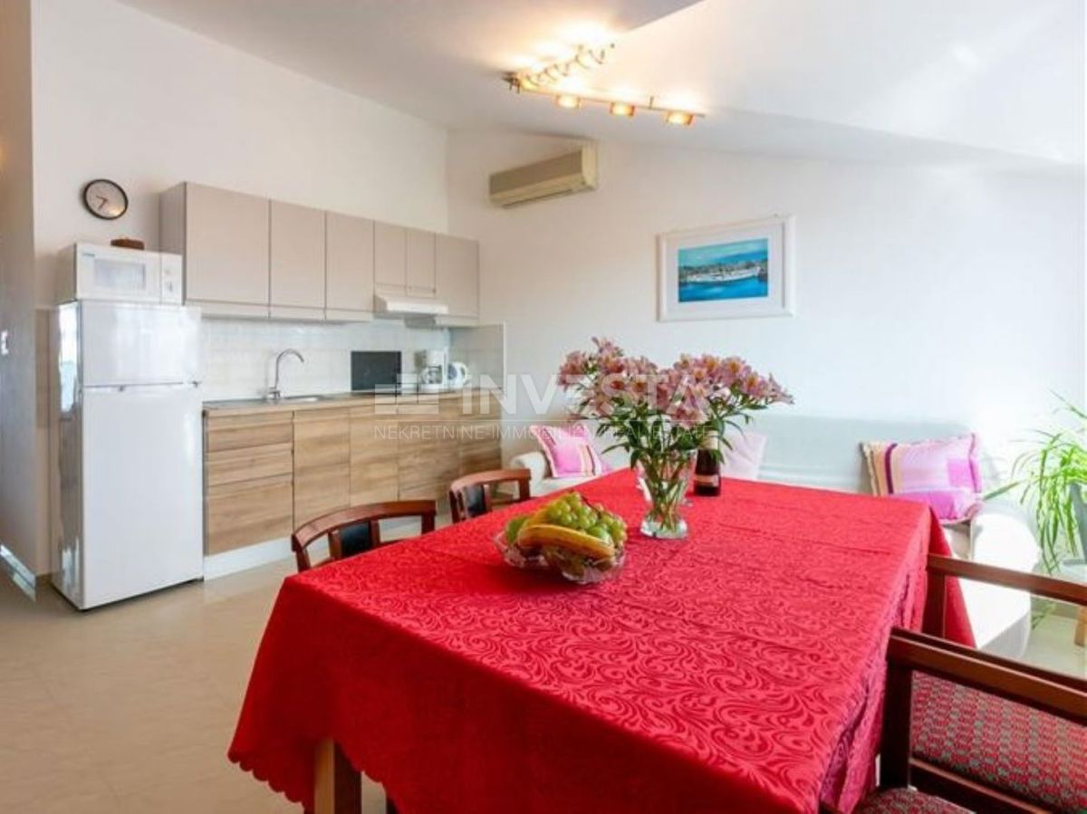 Fažana, apartmajska hiša s 6 apartmaji in bazenom