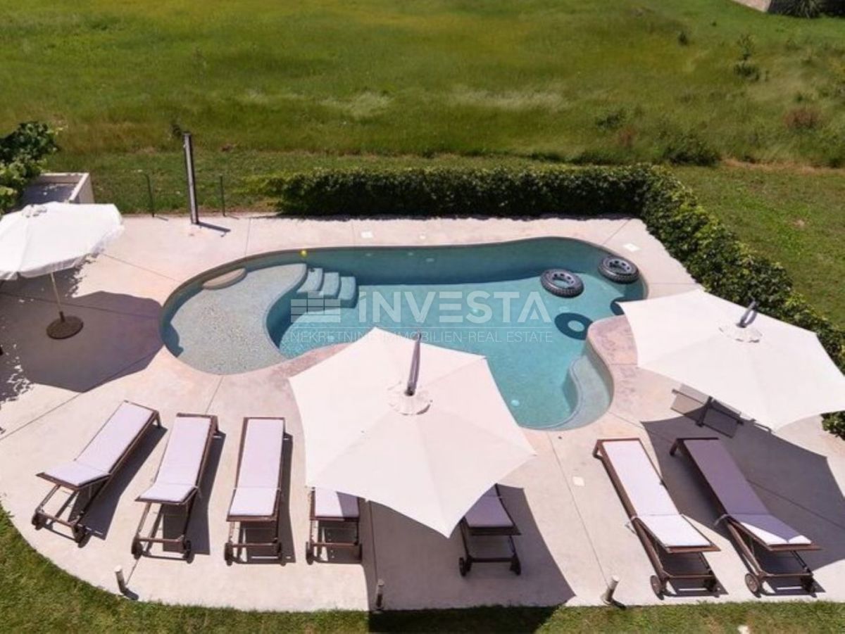 Fažana, apartmajska hiša s 6 apartmaji in bazenom
