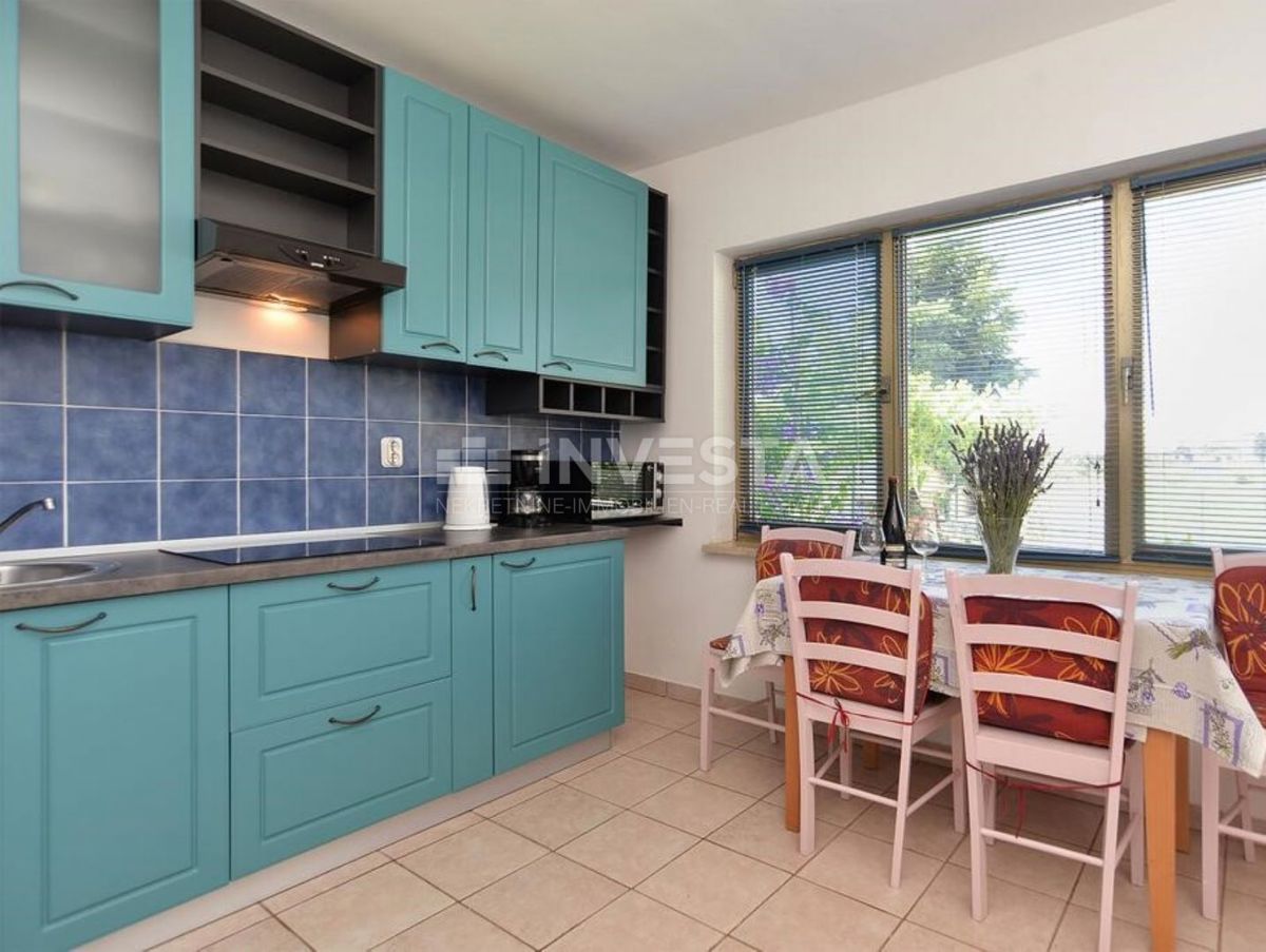Fažana, apartmajska hiša s 6 apartmaji in bazenom