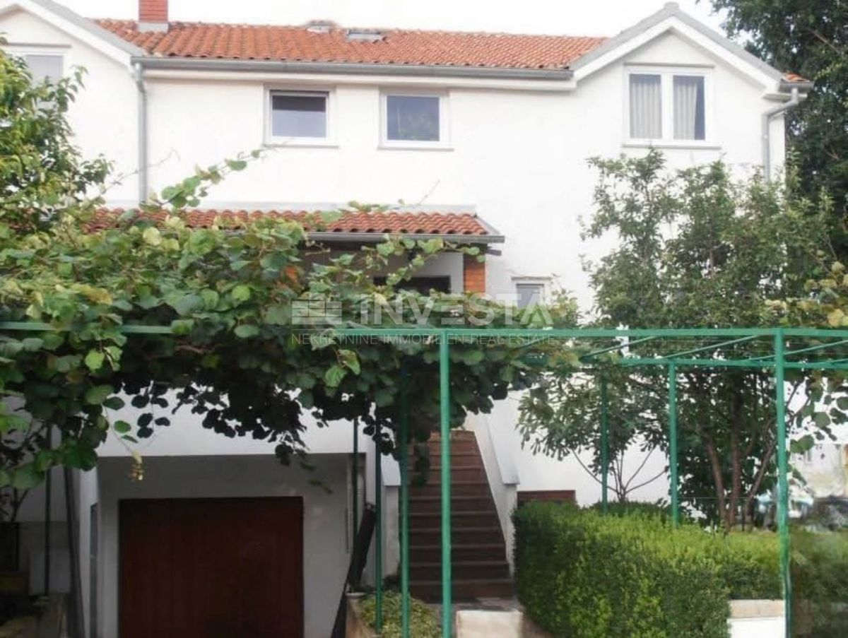 Fažana, apartmajska hiša s 6 apartmaji in bazenom