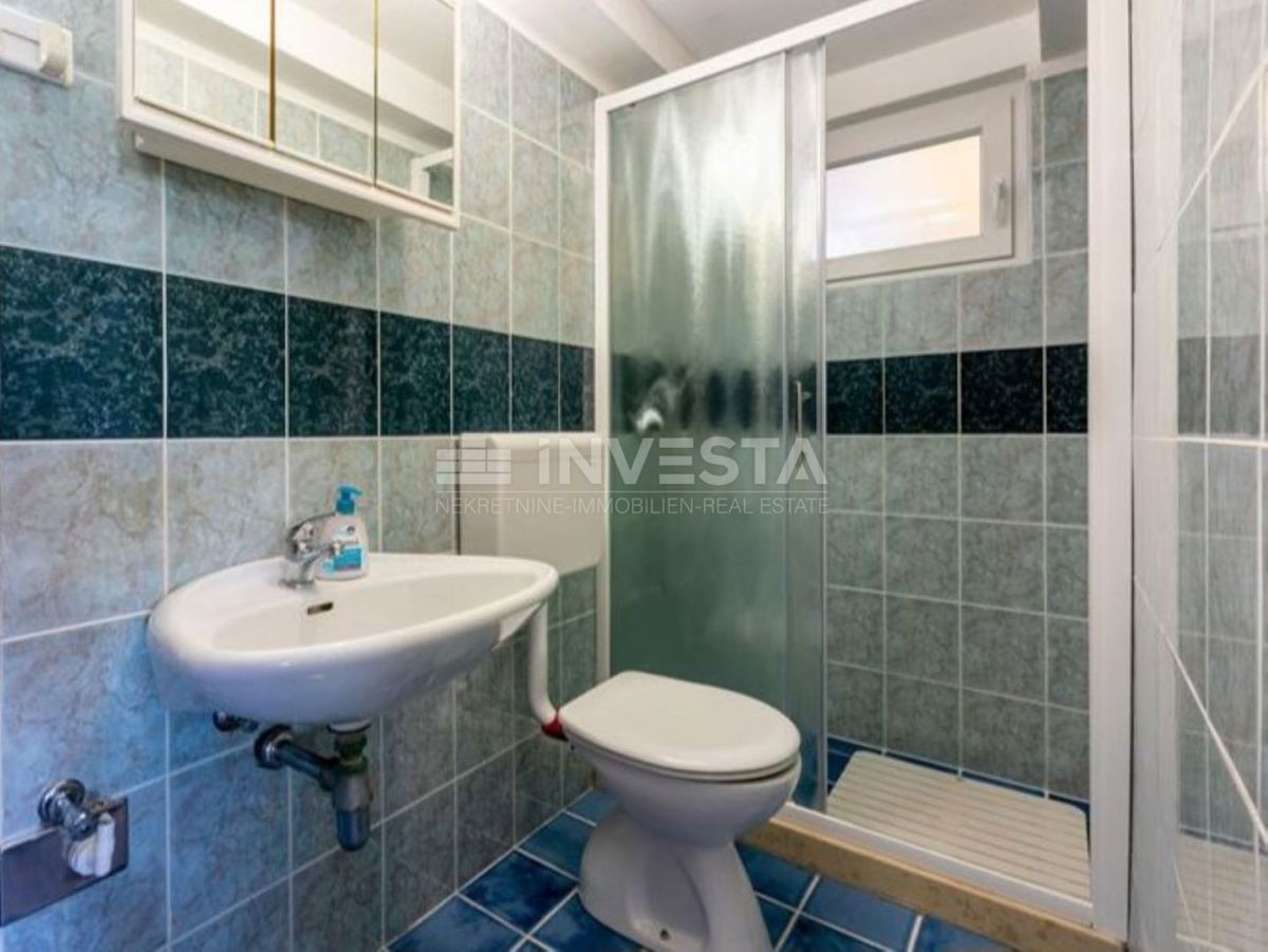 Fažana, apartmajska hiša s 6 apartmaji in bazenom