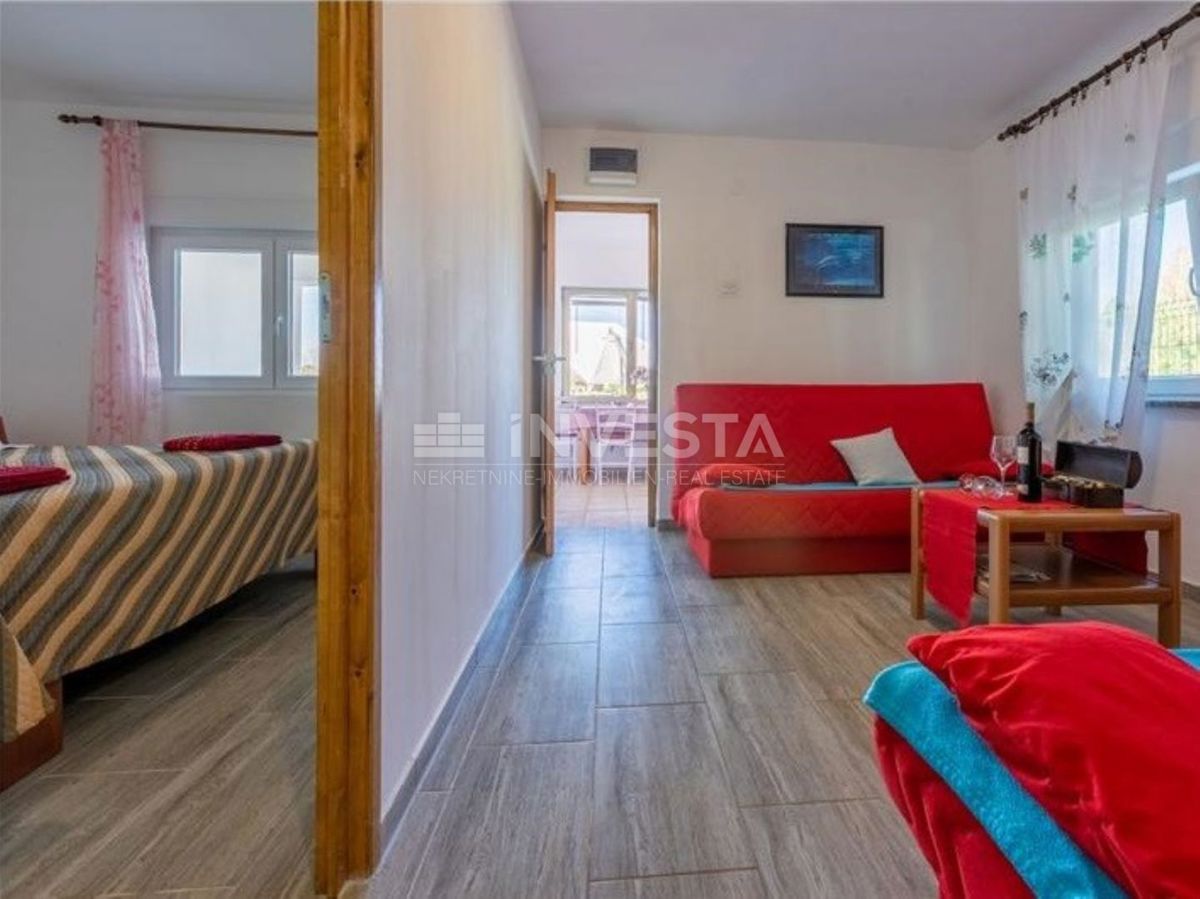 Fažana, apartmajska hiša s 6 apartmaji in bazenom