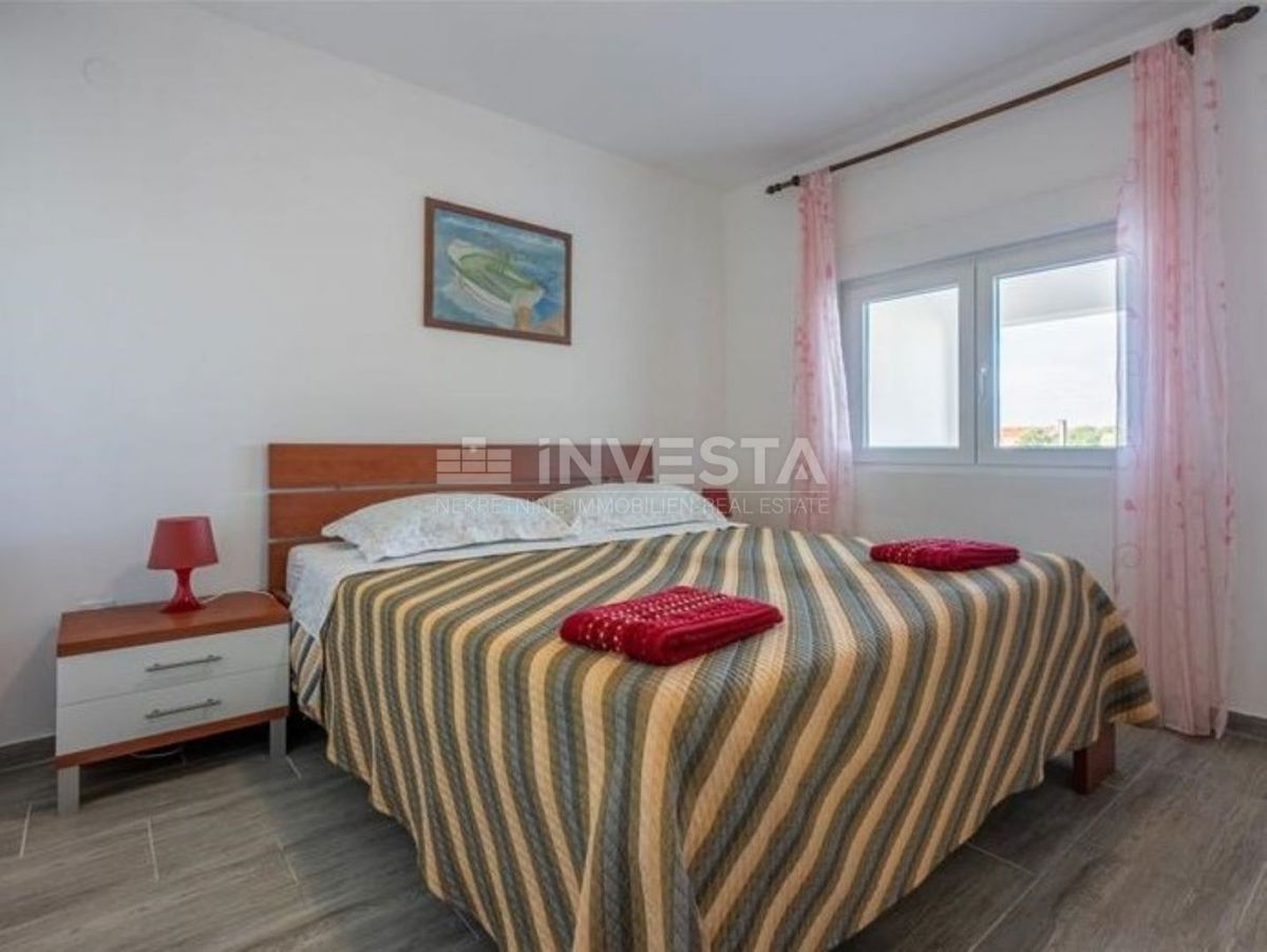 Fažana, apartmajska hiša s 6 apartmaji in bazenom