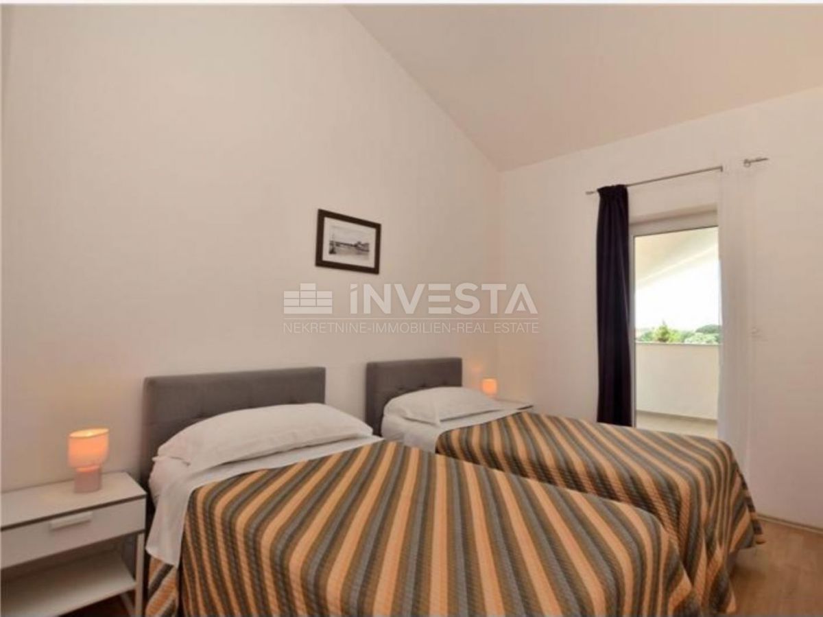 Fažana, apartmajska hiša s 6 apartmaji in bazenom