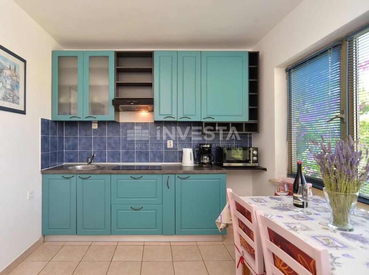Fažana, apartmajska hiša s 6 apartmaji in bazenom