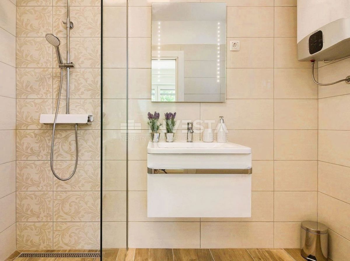 Luksuzna vila s ogrevanim bazenom in prostornim vrtom