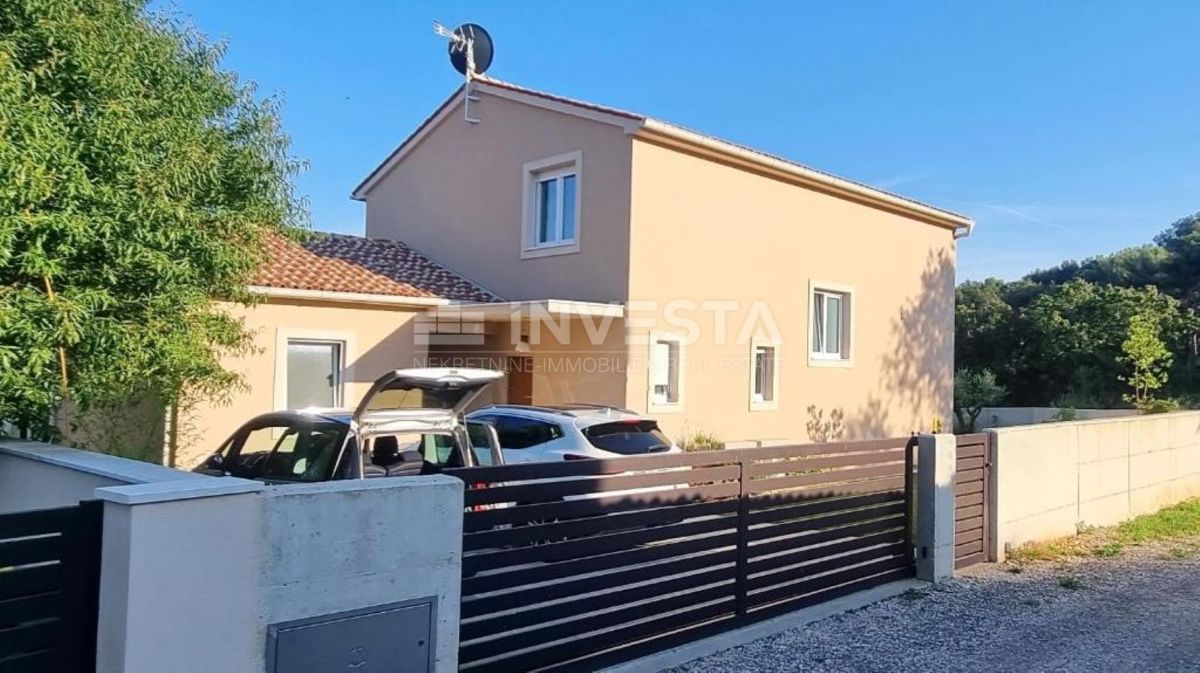 Hiša s bazenom na mirni lokaciji, v okolici Pule