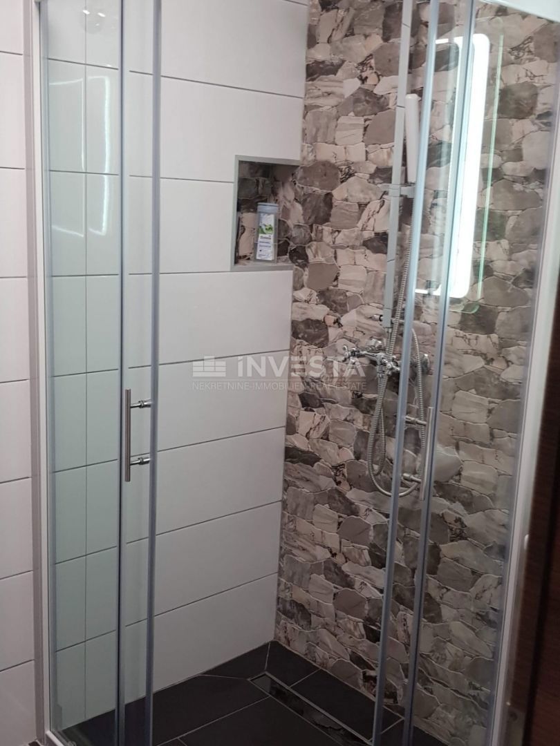 Duga Uvala, popolnoma opremljen apartma z galerijo, blizu plaže.