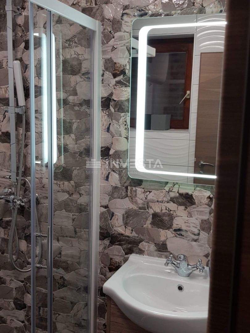 Duga Uvala, popolnoma opremljen apartma z galerijo, blizu plaže.