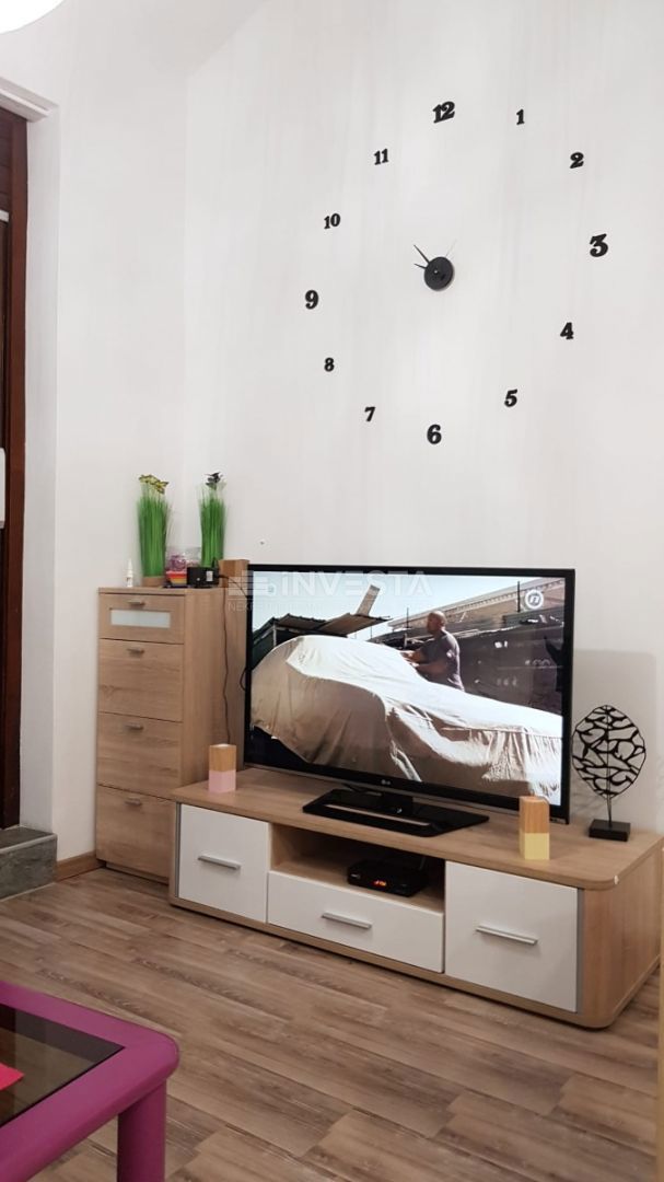 Duga Uvala, popolnoma opremljen apartma z galerijo, blizu plaže.