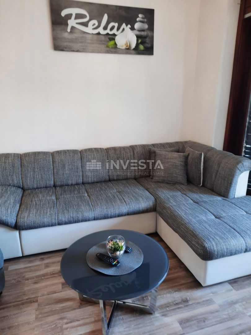Duga Uvala, popolnoma opremljen apartma z galerijo, blizu plaže.