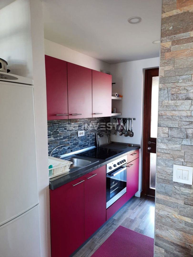 Duga Uvala, popolnoma opremljen apartma z galerijo, blizu plaže.