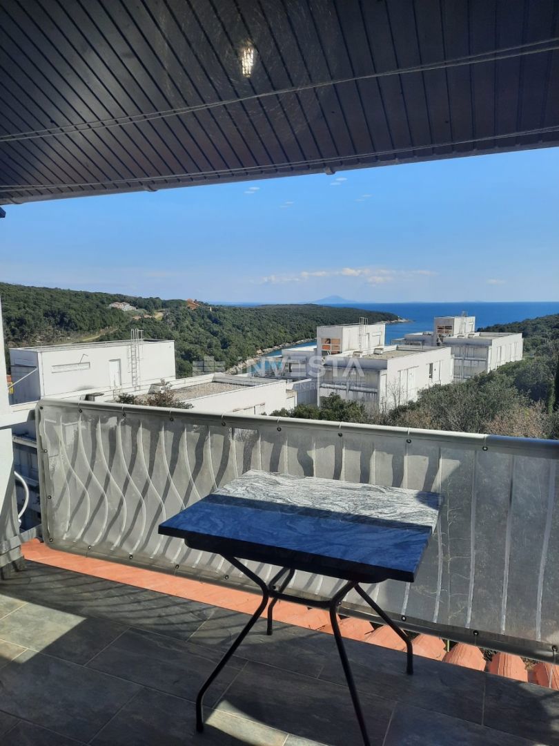 Duga Uvala, popolnoma opremljen apartma z galerijo, blizu plaže.
