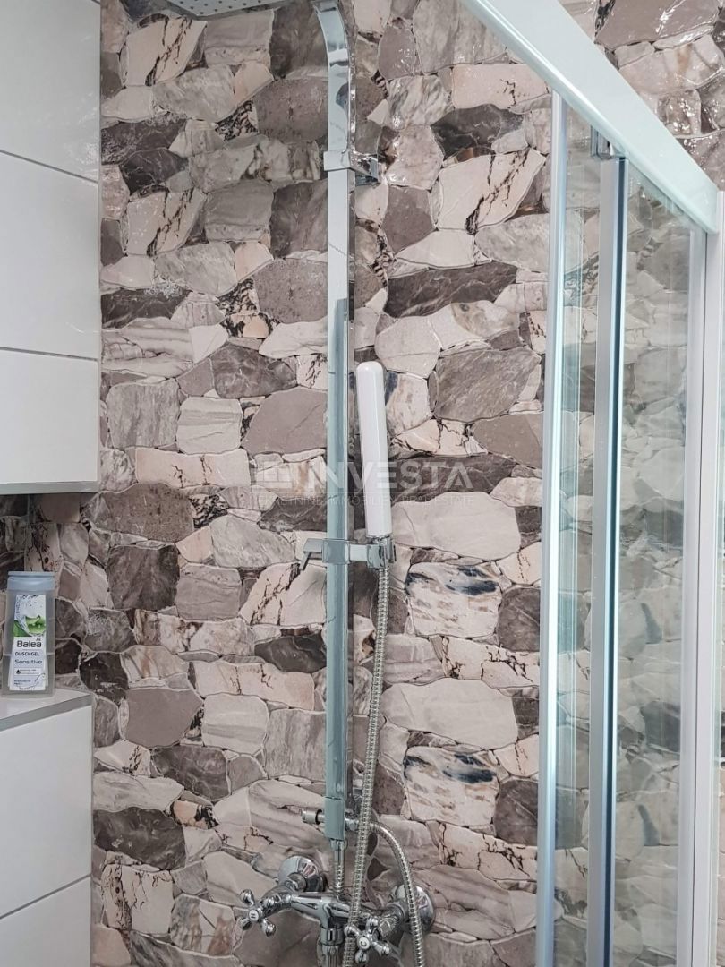 Duga Uvala, popolnoma opremljen apartma z galerijo, blizu plaže.