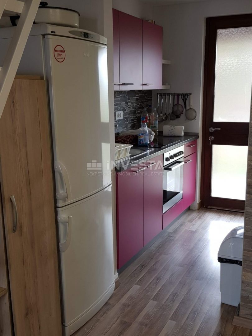 Duga Uvala, popolnoma opremljen apartma z galerijo, blizu plaže.