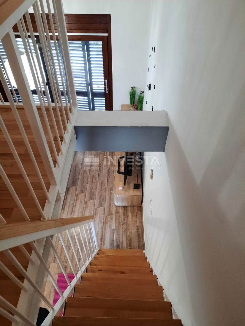 Duga Uvala, popolnoma opremljen apartma z galerijo, blizu plaže.