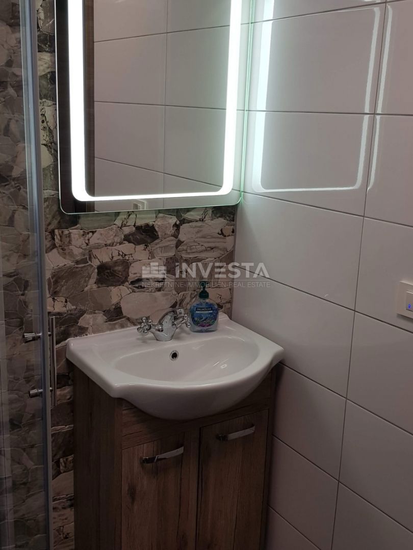 Duga Uvala, popolnoma opremljen apartma z galerijo, blizu plaže.