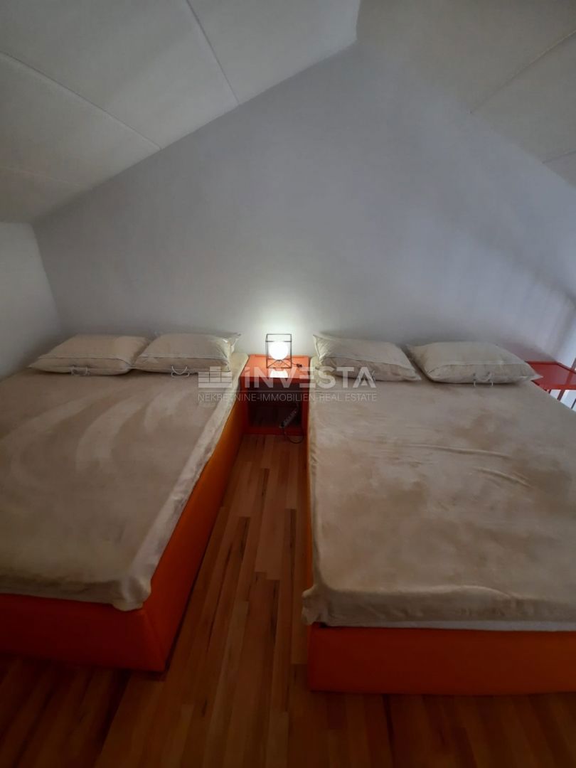Duga Uvala, popolnoma opremljen apartma z galerijo, blizu plaže.