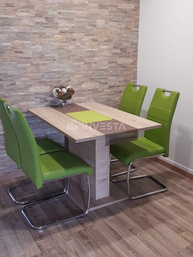 Duga Uvala, popolnoma opremljen apartma z galerijo, blizu plaže.
