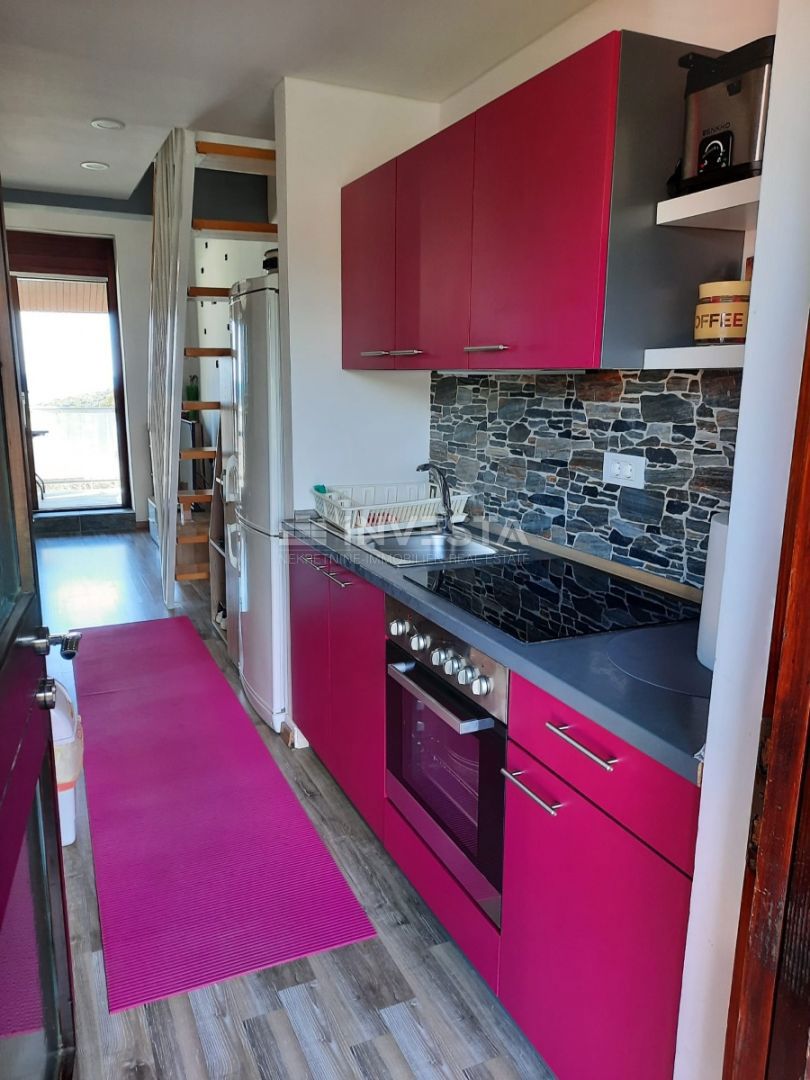 Duga Uvala, popolnoma opremljen apartma z galerijo, blizu plaže.