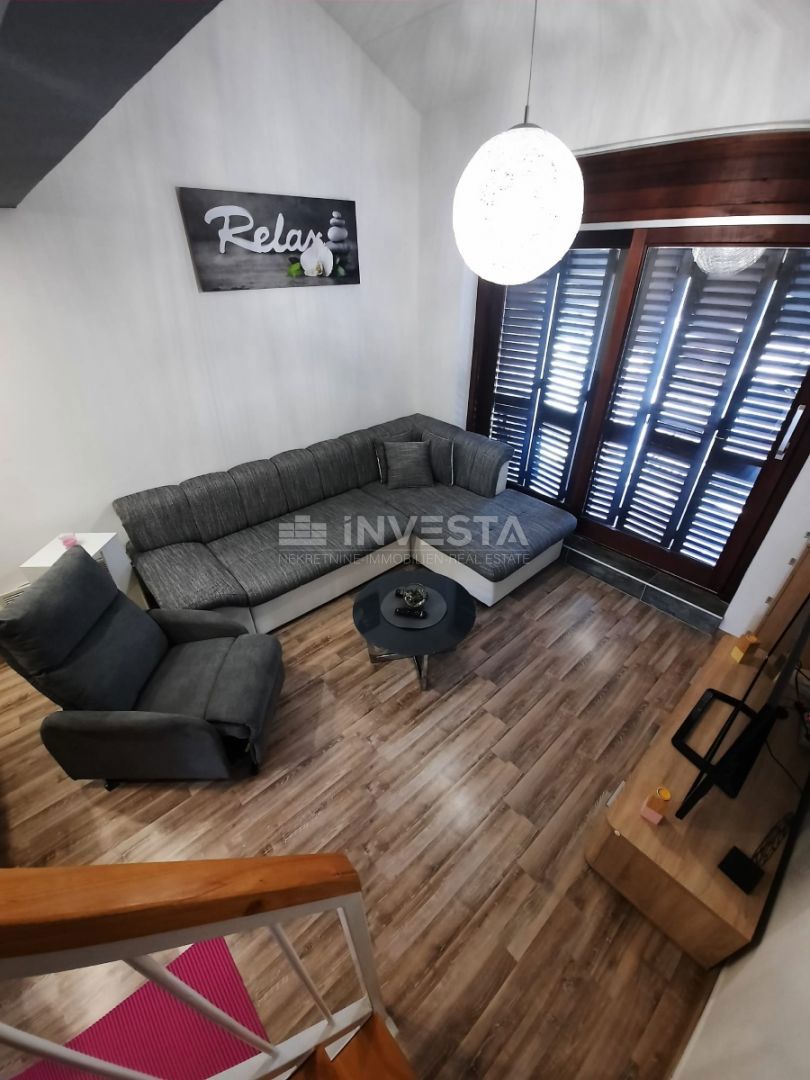 Duga Uvala, popolnoma opremljen apartma z galerijo, blizu plaže.