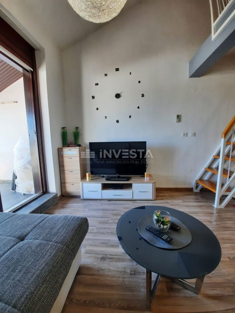 Duga Uvala, popolnoma opremljen apartma z galerijo, blizu plaže.