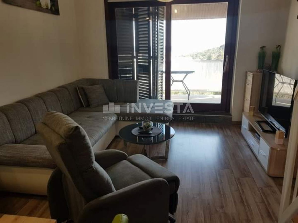 Duga Uvala, popolnoma opremljen apartma z galerijo, blizu plaže.
