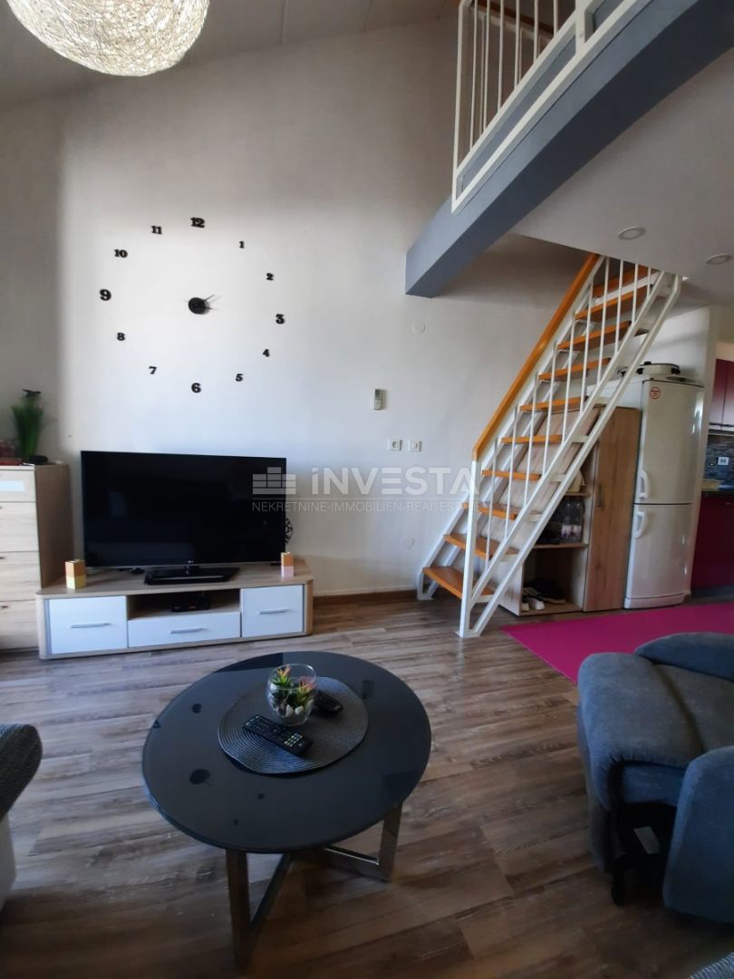 Duga Uvala, popolnoma opremljen apartma z galerijo, blizu plaže.