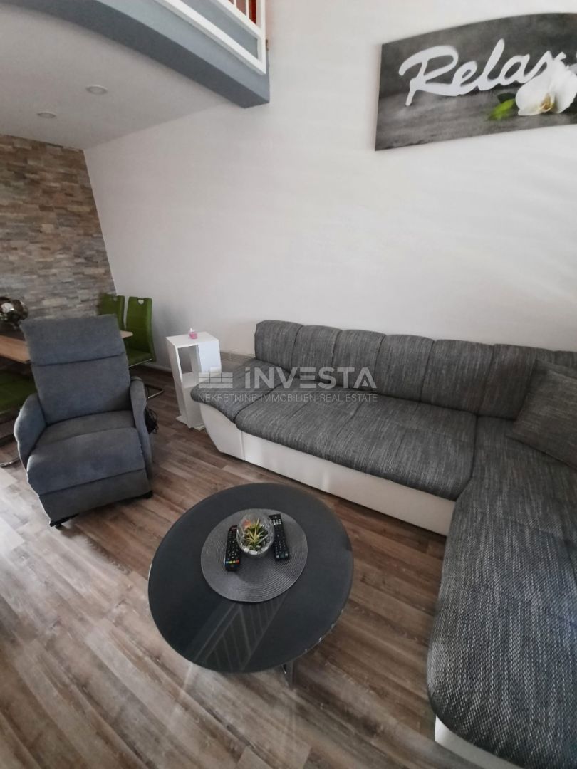 Duga Uvala, popolnoma opremljen apartma z galerijo, blizu plaže.
