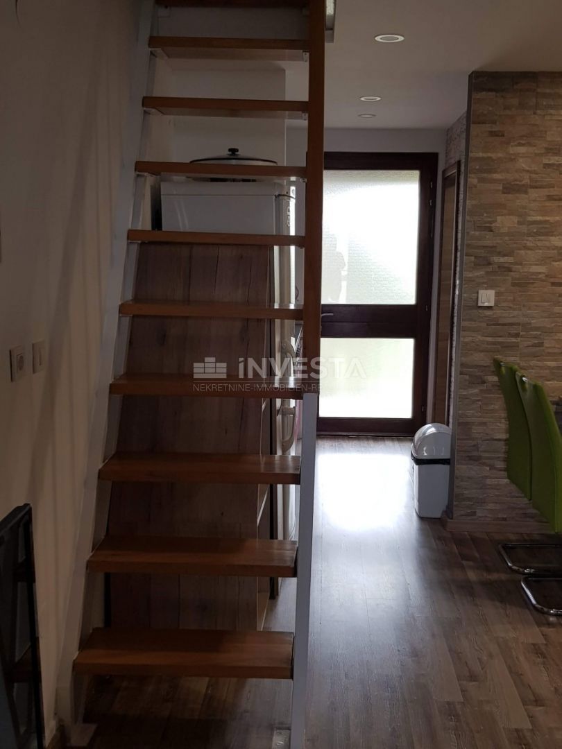 Duga Uvala, popolnoma opremljen apartma z galerijo, blizu plaže.
