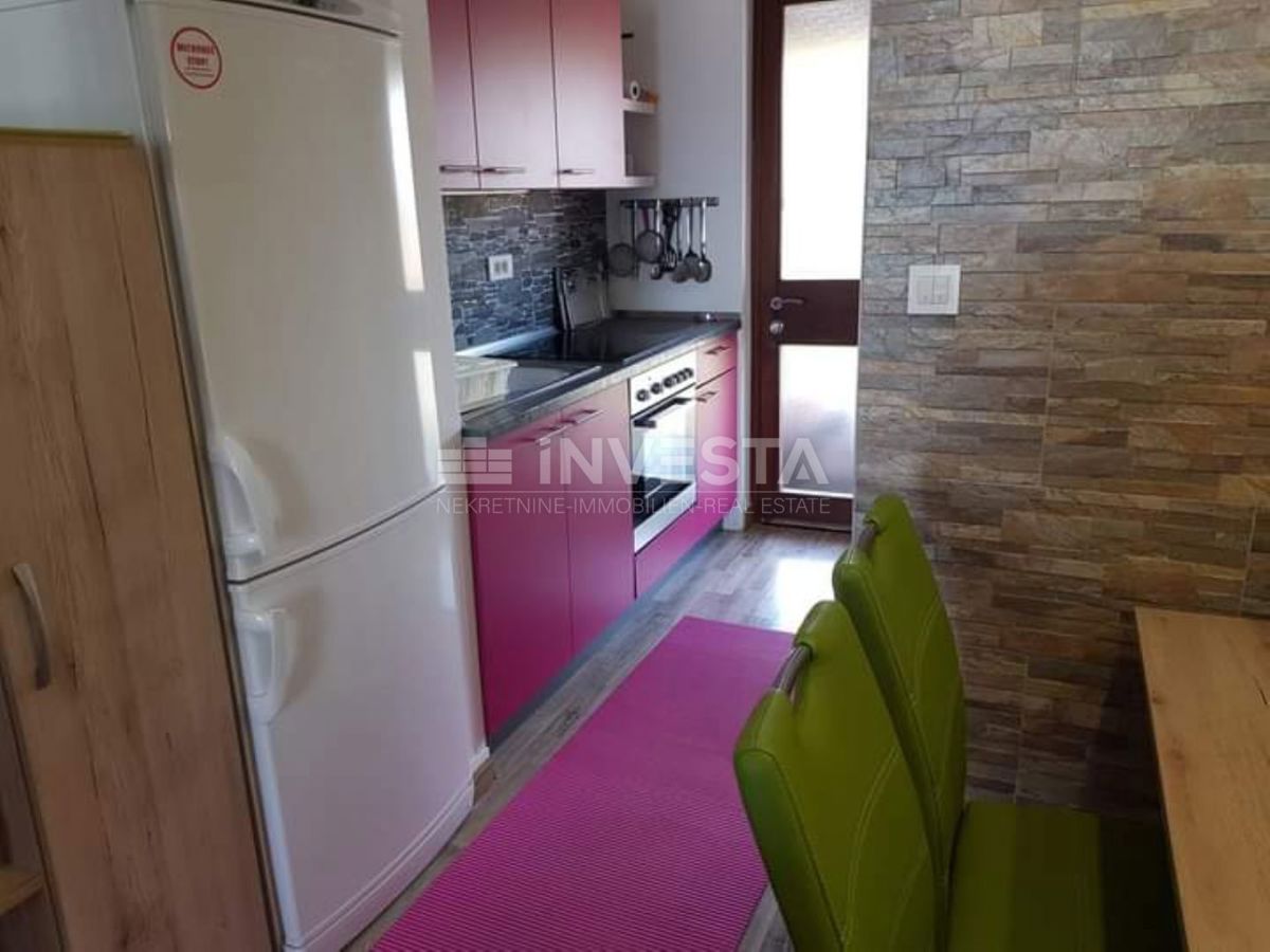Duga Uvala, popolnoma opremljen apartma z galerijo, blizu plaže.