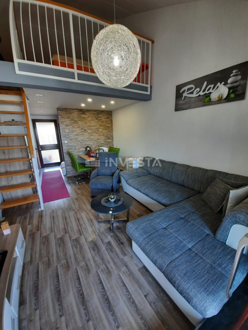 Duga Uvala, popolnoma opremljen apartma z galerijo, blizu plaže.