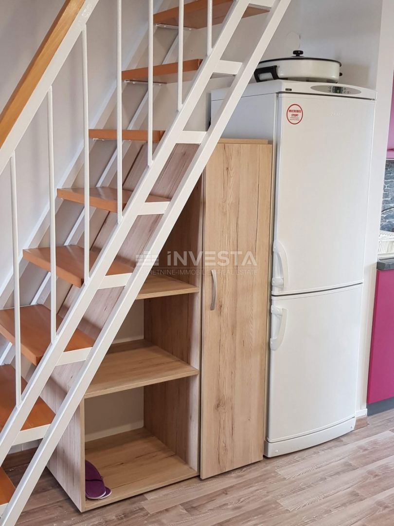 Duga Uvala, popolnoma opremljen apartma z galerijo, blizu plaže.