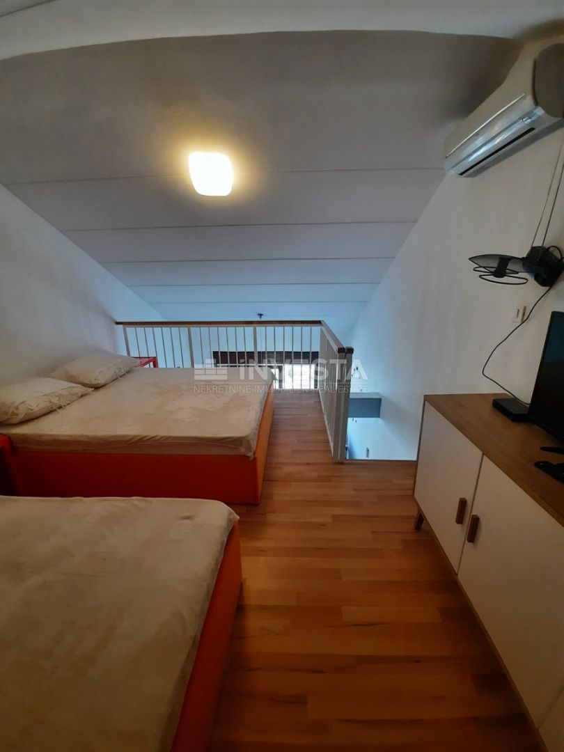 Duga Uvala, popolnoma opremljen apartma z galerijo, blizu plaže.