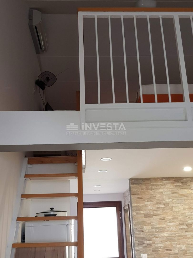 Duga Uvala, popolnoma opremljen apartma z galerijo, blizu plaže.
