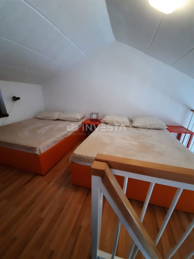Duga Uvala, popolnoma opremljen apartma z galerijo, blizu plaže.