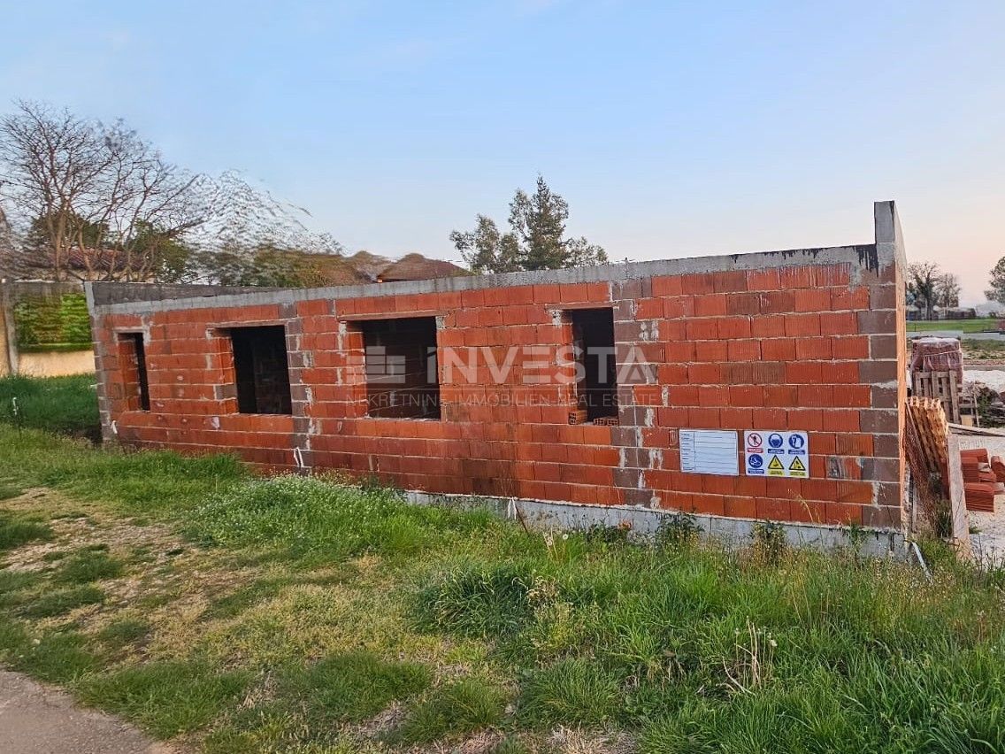 Ližnjan, Muntić – moderna pritlična hiša z bazenom in garažo