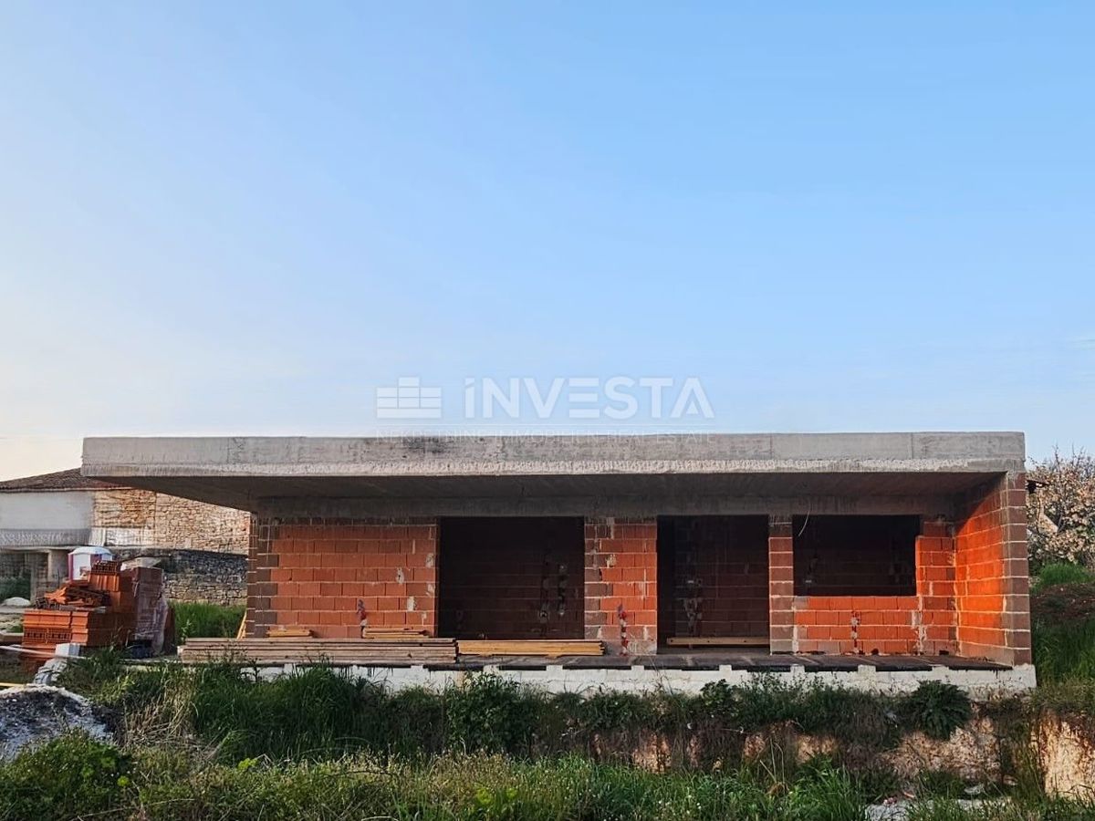 Ližnjan, Muntić – moderna pritlična hiša z bazenom in garažo