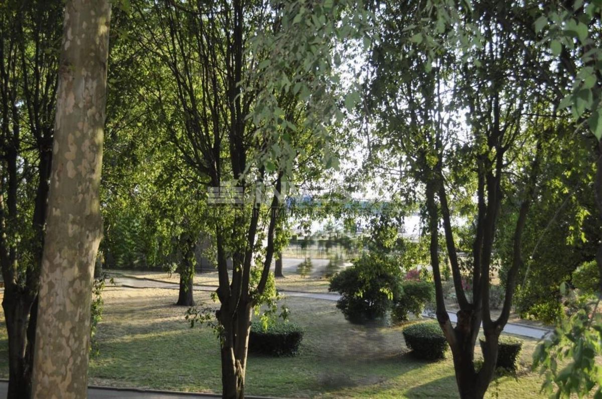 Pula, razkošen stan v vili blizu morja