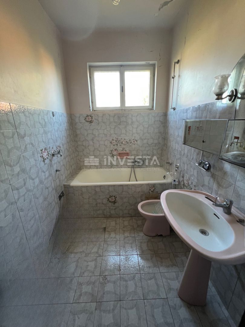 Fažana, Valbandon dvonadstropna hiša z garažo