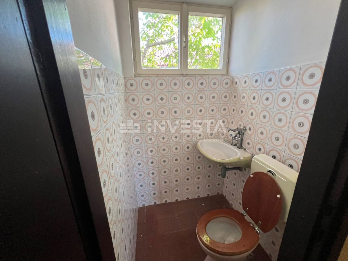 Fažana, Valbandon dvonadstropna hiša z garažo