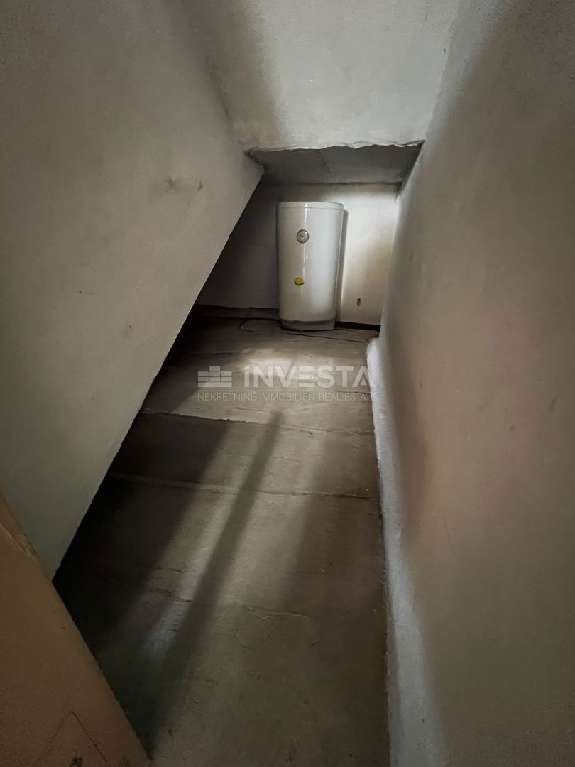 Fažana, Valbandon dvonadstropna hiša z garažo