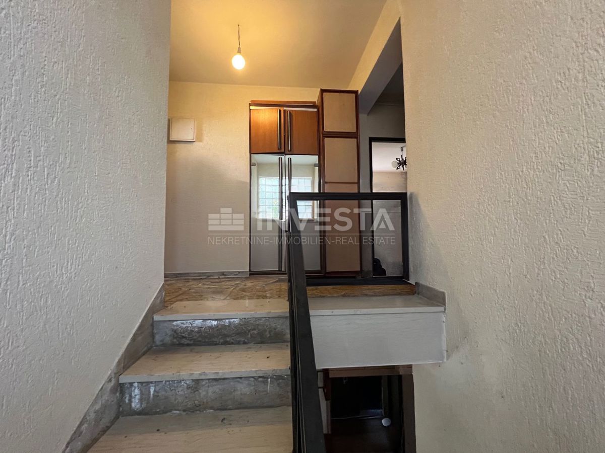 Fažana, Valbandon dvonadstropna hiša z garažo