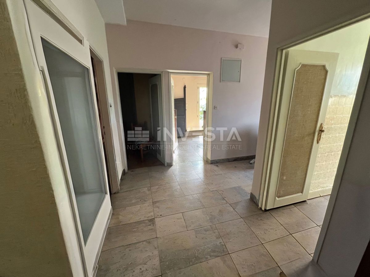 Fažana, Valbandon dvonadstropna hiša z garažo