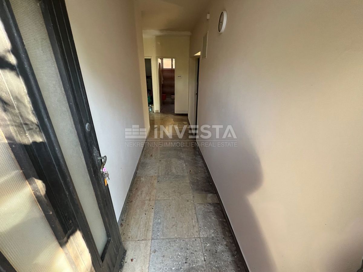 Fažana, Valbandon dvonadstropna hiša z garažo